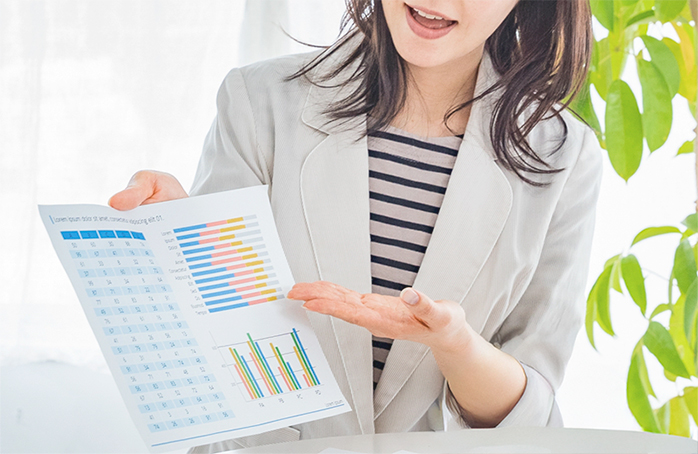 提案をする女性の手元
