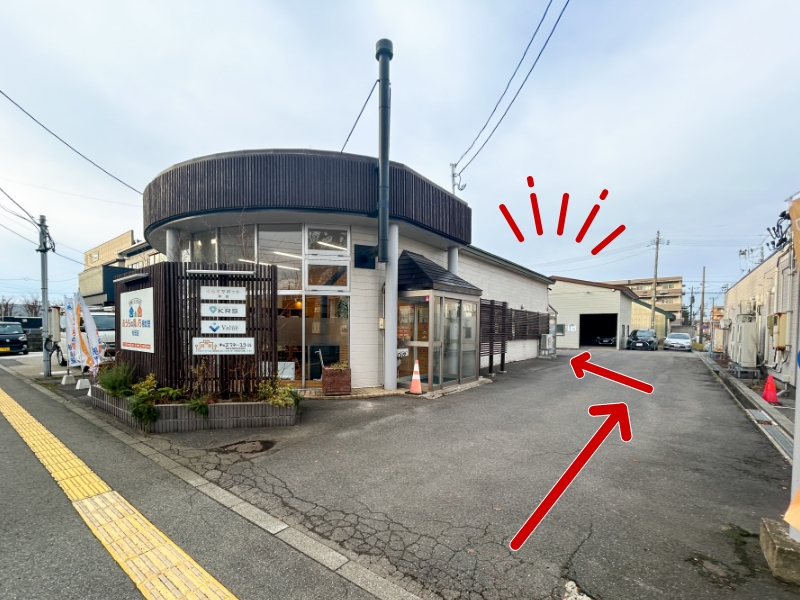 大通りから店舗横の道に入る様子