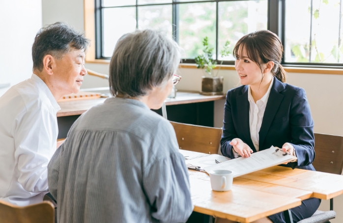 安心して相談をする夫婦