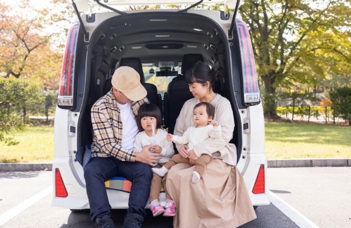 車に乗り込んでるファミリー